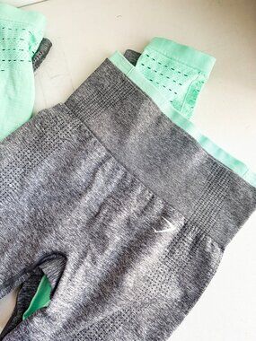 GYMSHARK 2 Pairs leggings Mint Green + Grey Small